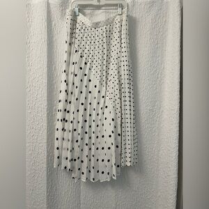 Banana republic pleated midi skirt
Black and white polka dots
Size 8